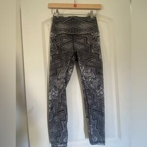 Lululemon leggings Size 4. 24 Waist 26 Inseam Gray Black And white Print
